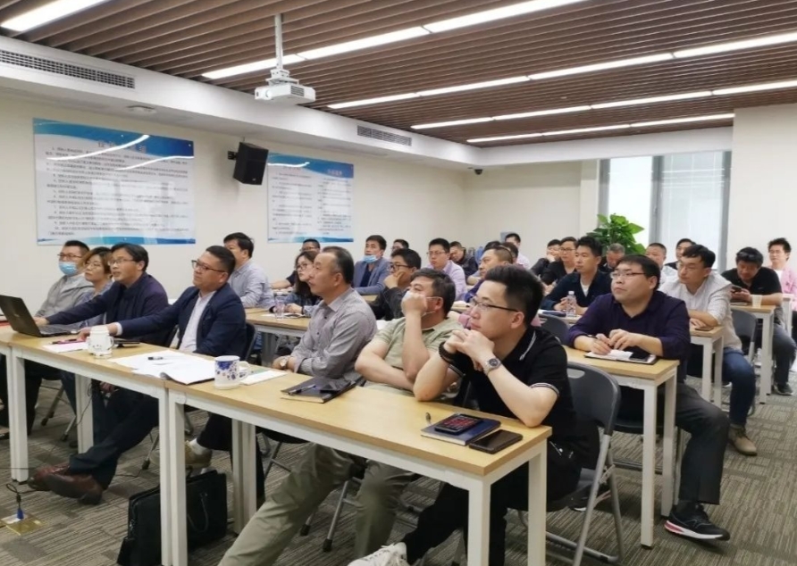 我司組織員工開(kāi)展《房建和市政基礎(chǔ)建設(shè)項(xiàng)目全過(guò)程工程咨詢服務(wù)標(biāo)準(zhǔn)（征求意見(jiàn)稿）》學(xué)習(xí)及探討會(huì)議