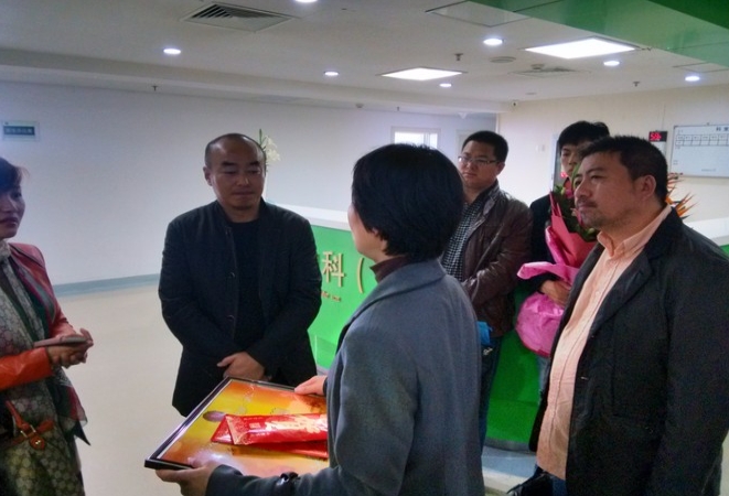 公司領(lǐng)導(dǎo)看望病重員工張建國